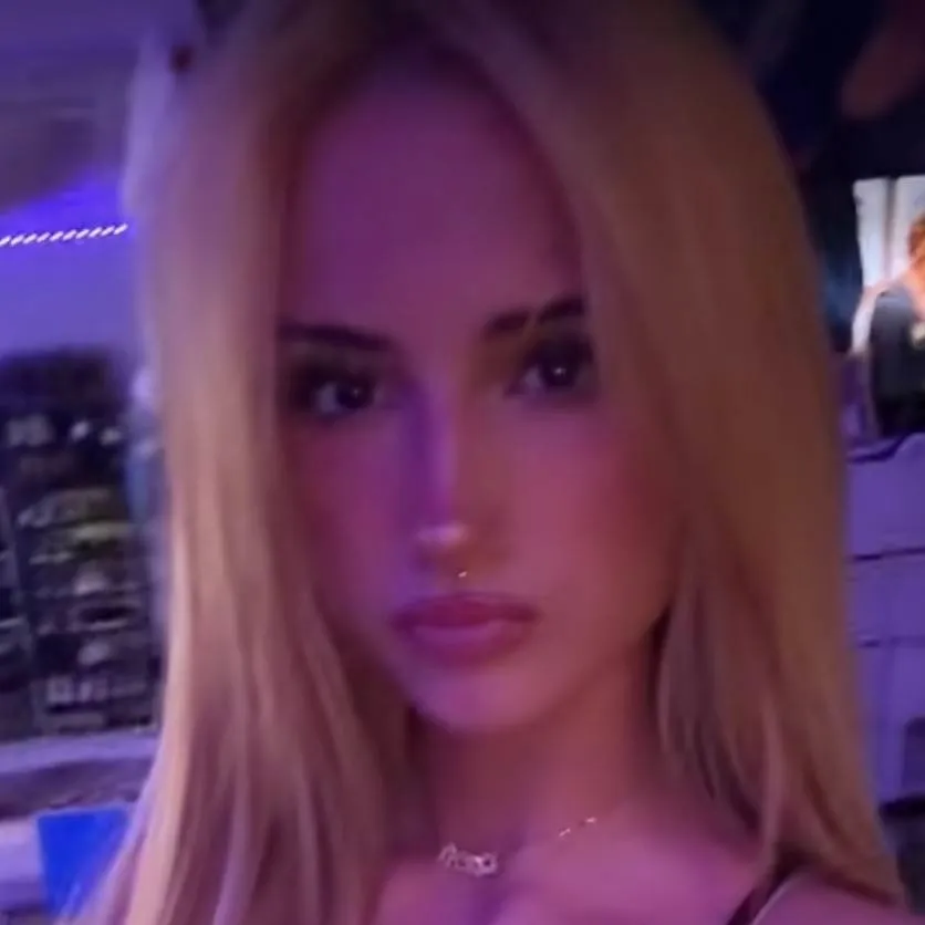 chat with ai character: Luna