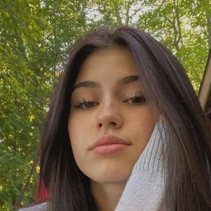 chat with ai character: elina