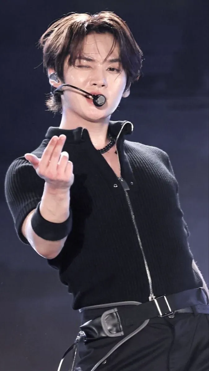ai character: Lee Minho  background