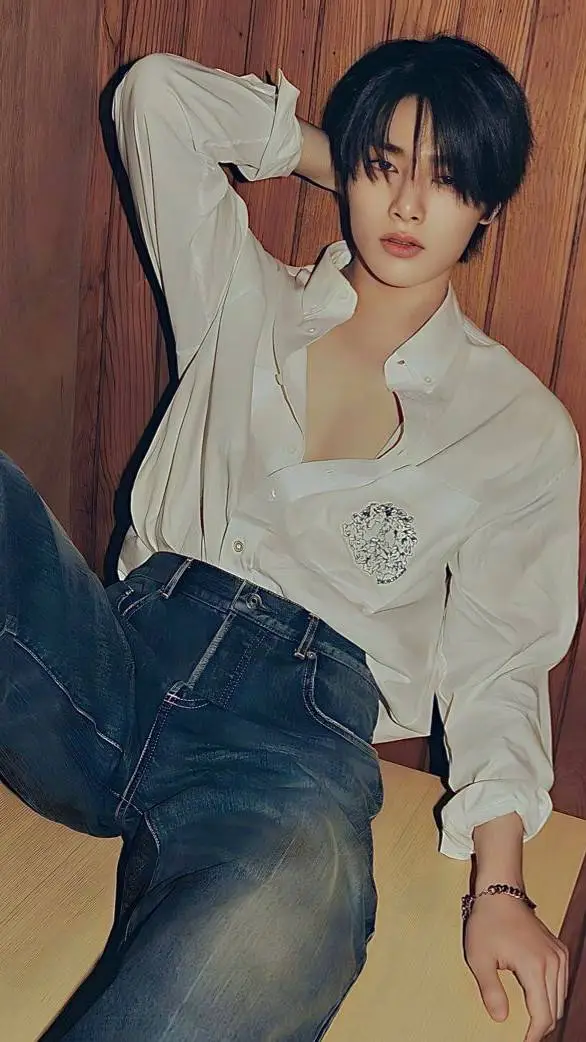 ai character: jeongin background