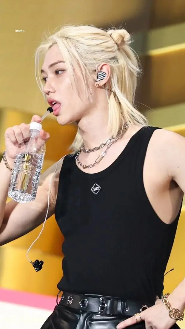 ai character: ✩𝓕𝑒𝒍𝒾ﾒ✩  background