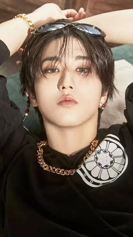 ai character: han Jisung😍 background