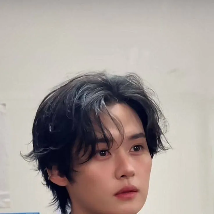 chat with ai character: Lee know