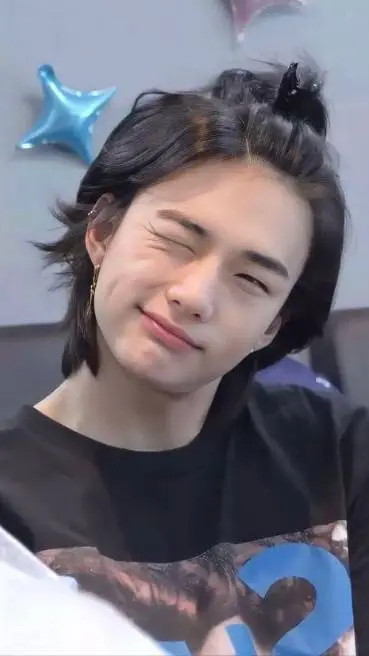 ai character: Hyunjin🥟 background