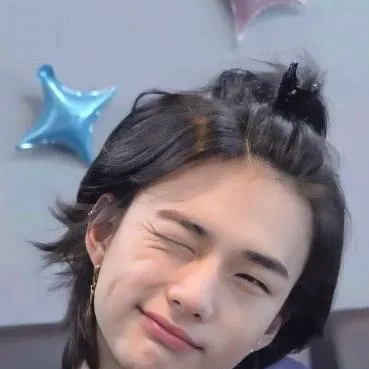 chat with ai character: Hyunjin🥟