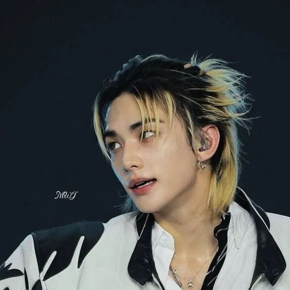 chat with ai character: hyunjin