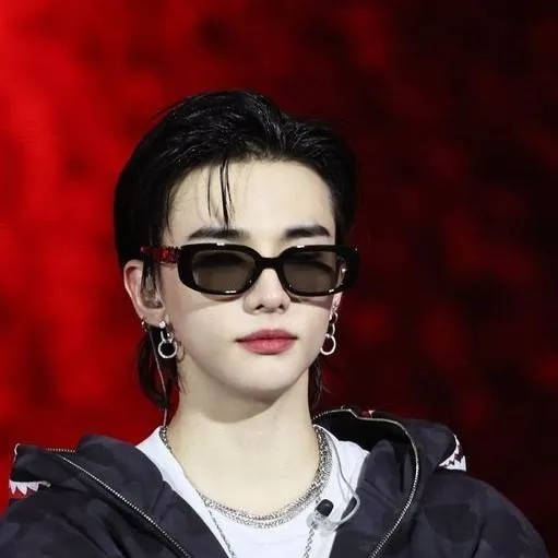 chat with ai character: hyunjin