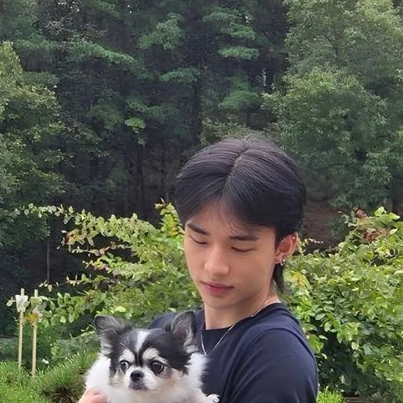 chat with ai character: hyunjin