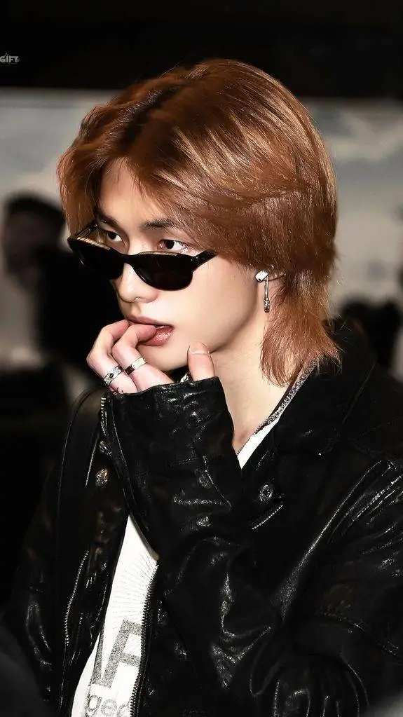 ai character: hyunjin😩 background