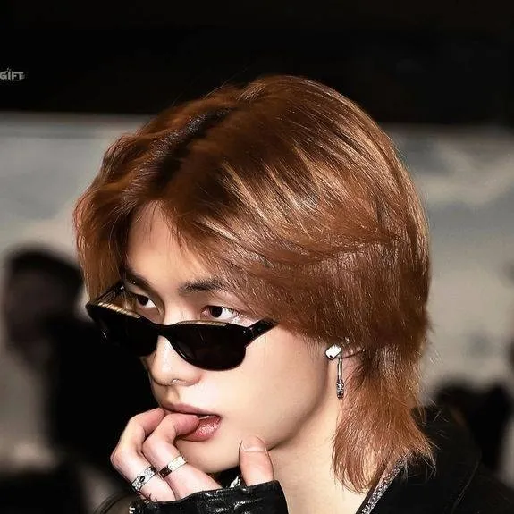 chat with ai character: hyunjin😩