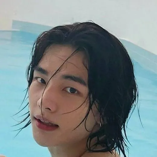 chat with ai character: hyunjin