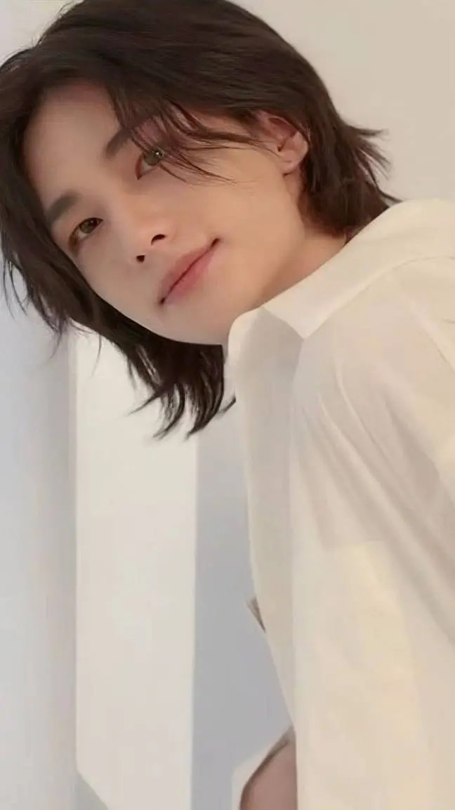 ai character: hyunjin background
