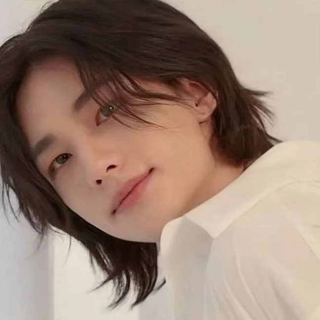 chat with ai character: hyunjin