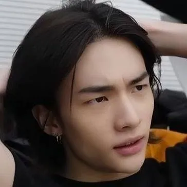 chat with ai character: hyunjin