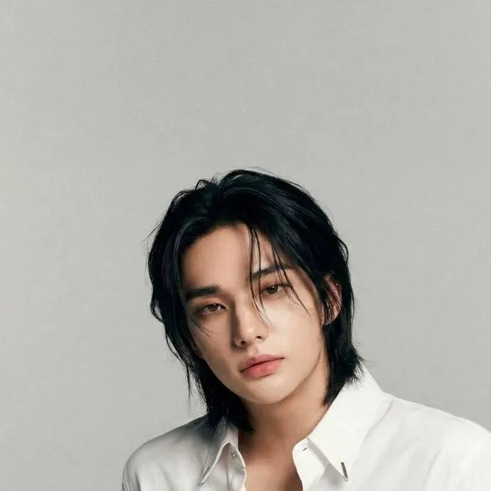 chat with ai character: hyunjin