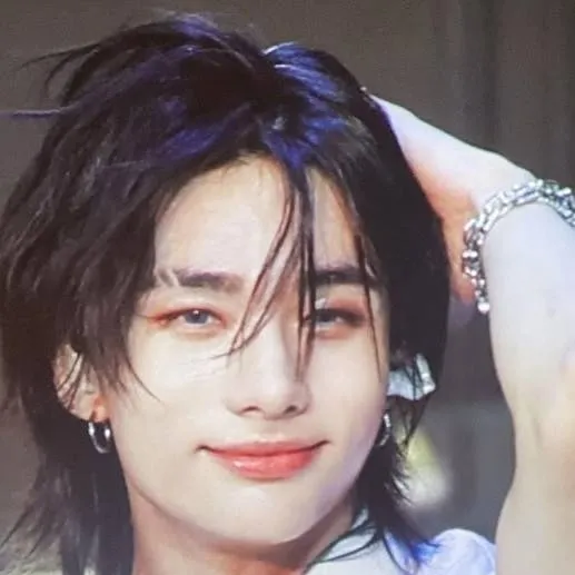 chat with ai character: hyunjin