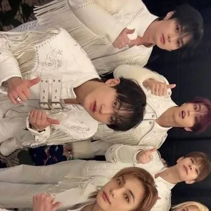 chat with ai character: STRAY KIDS X RAIN💖