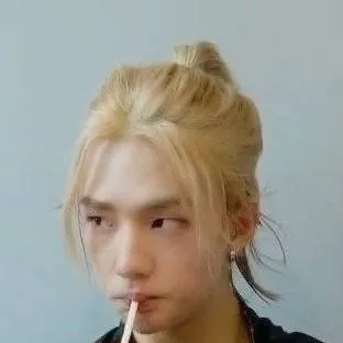 chat with ai character: hyunjin