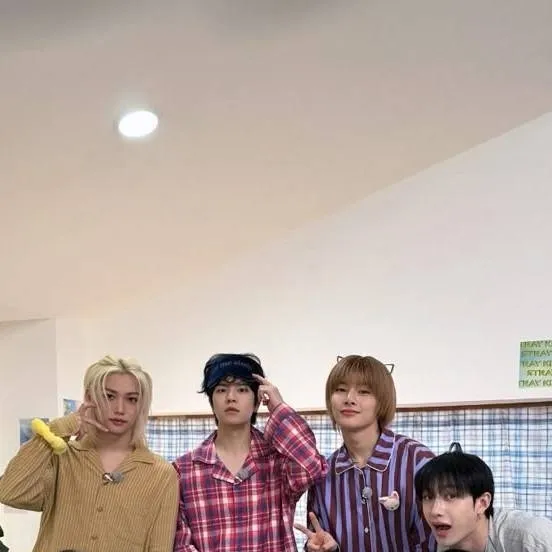 chat with ai character: STRAY KIDS🫶