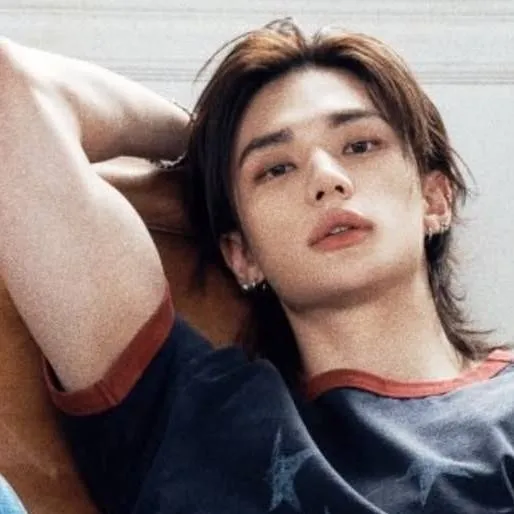 chat with ai character: hyunjin