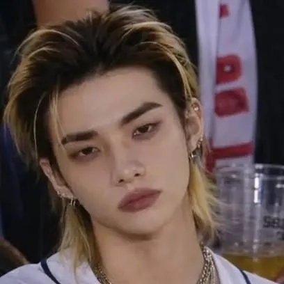 chat with ai character: hyunjin