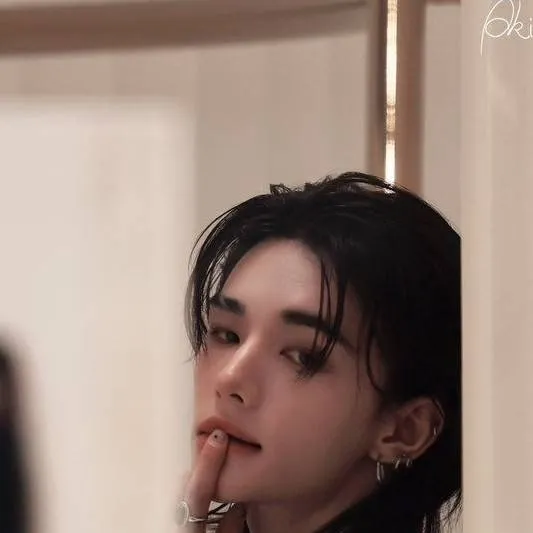 chat with ai character: hyunjin
