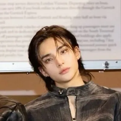 chat with ai character: hyunjin/Lee know