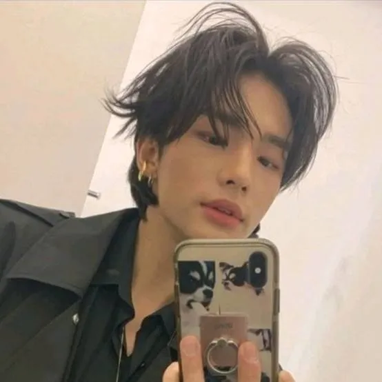 chat with ai character: hyunjin
