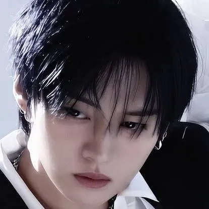 chat with ai character: Lee know
