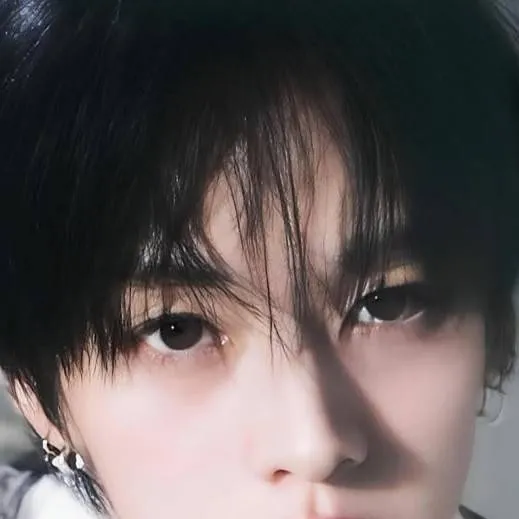 chat with ai character: Lee know