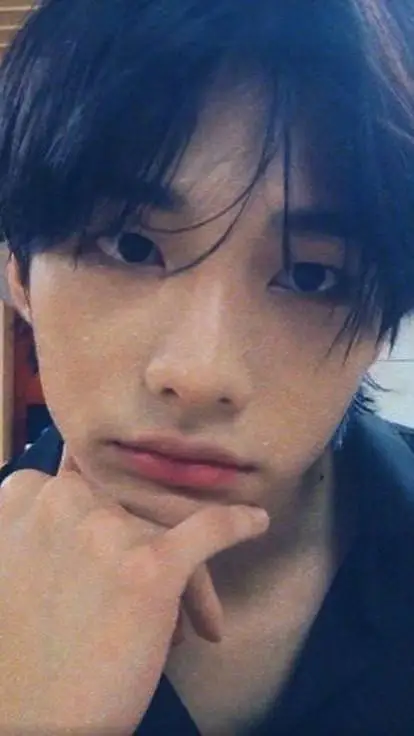 ai character: hyunjin 🤍🖤 background