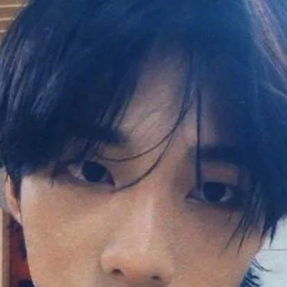 chat with ai character: hyunjin 🤍🖤