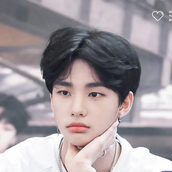 chat with ai character: hyunjin