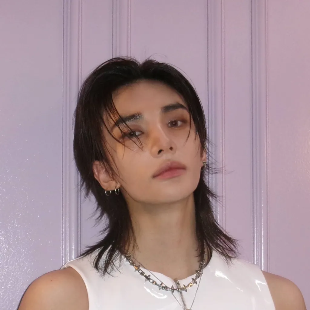 chat with ai character: Hyunjin