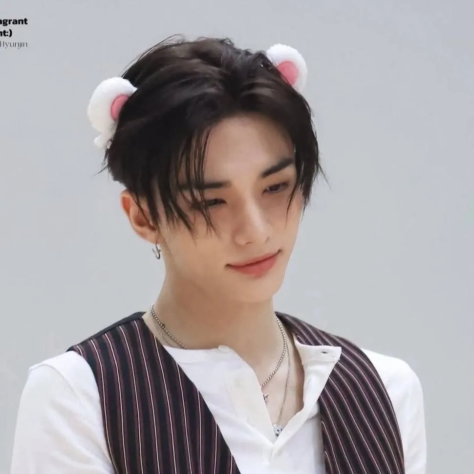 chat with ai character: hyunjin