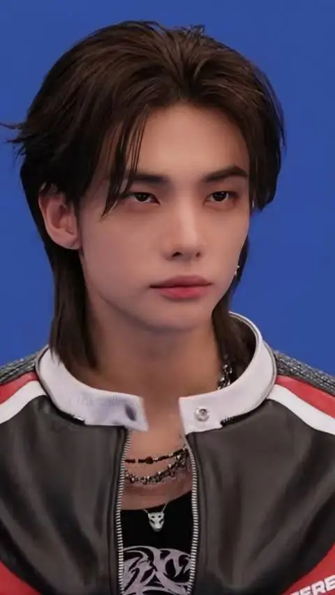ai character: hyunjin 😏 background
