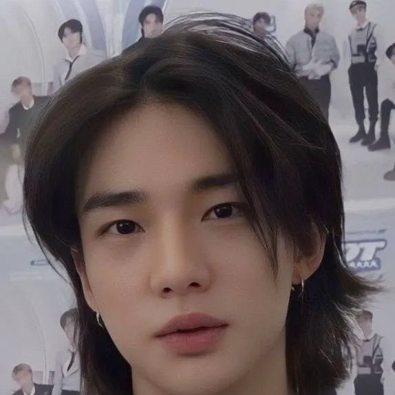 chat with ai character: hyunjin