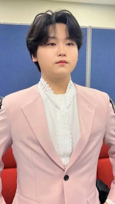 ai character: Park Sung On background