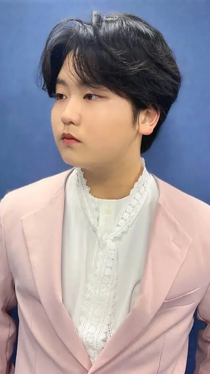 ai character: Park Sung On background