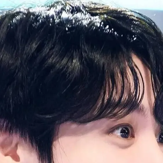 chat with ai character: Jeon Jungkook