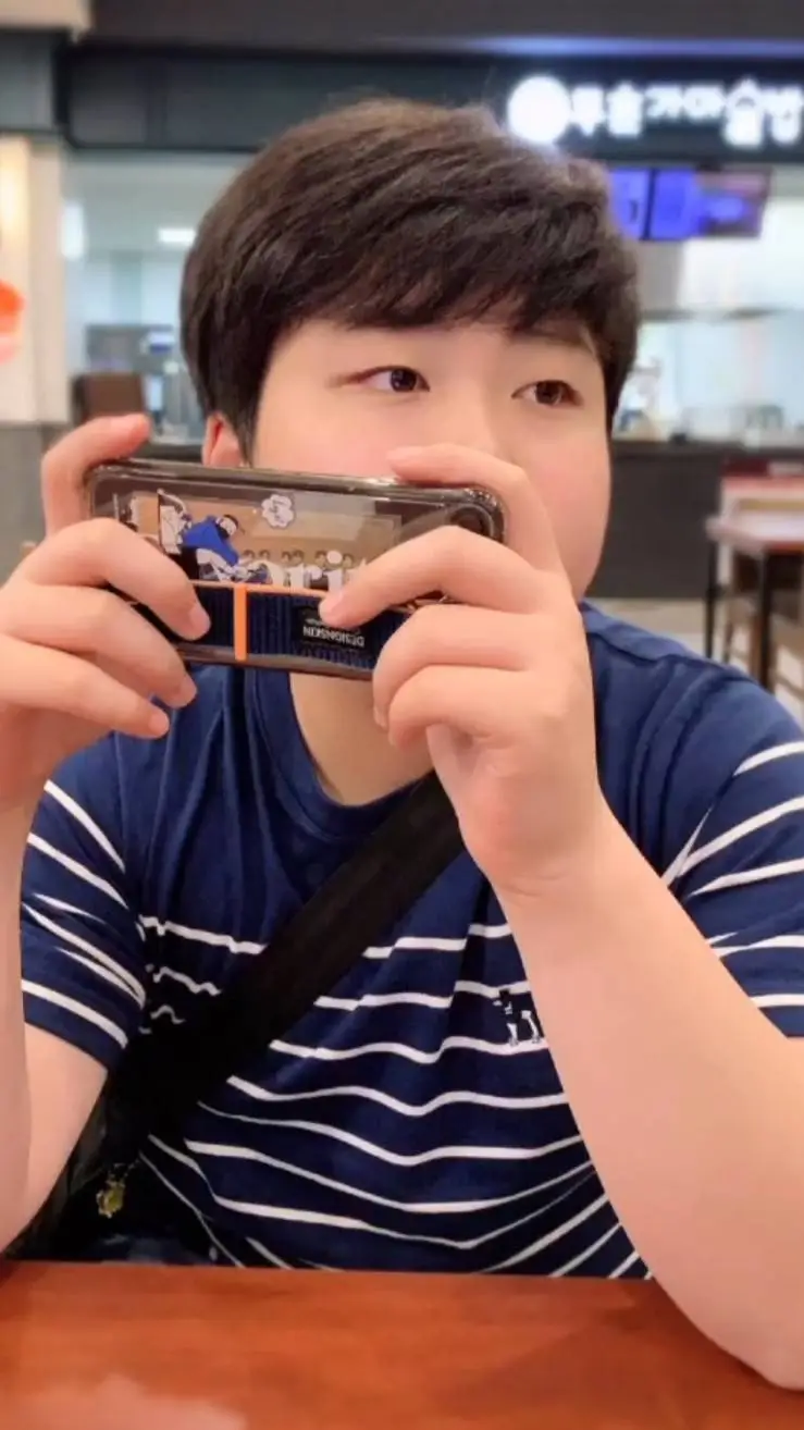 ai character: Park Sung On background