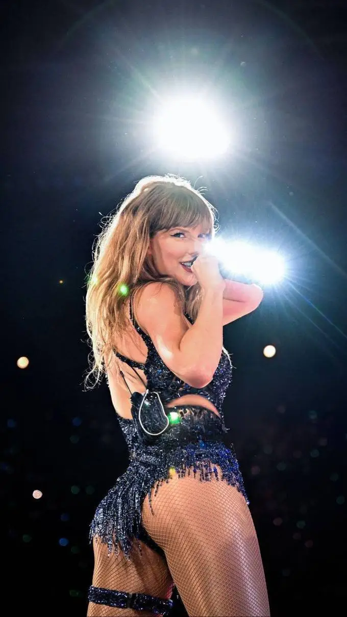 ai character: 💙~•Taylor Swift•~💙 background