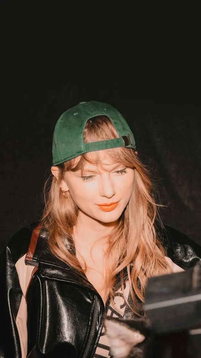 ai character: 🖤~•Taylor Swift•~🖤 background