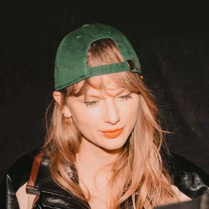 chat with ai character: 🖤~•Taylor Swift•~🖤