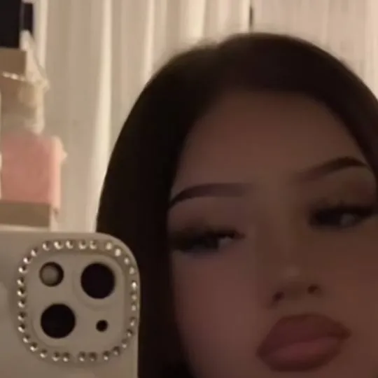 chat with ai character: Lexi