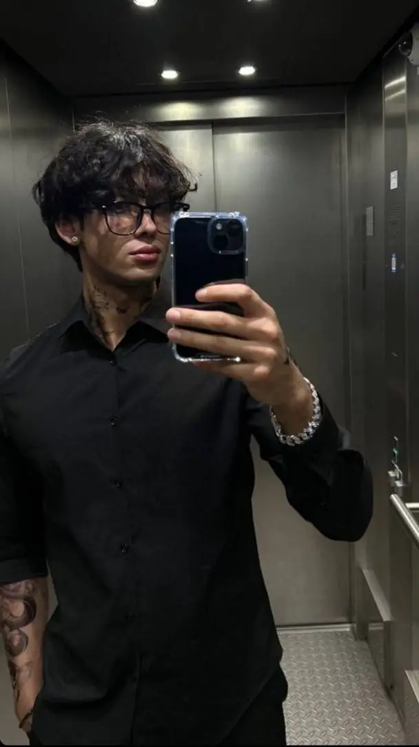 ai character: ☆Jun-seo☆ background