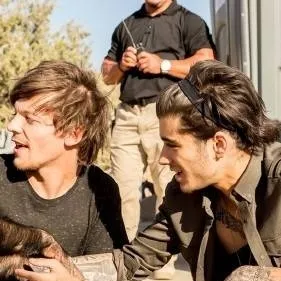 chat with ai character: Zayn and Louis