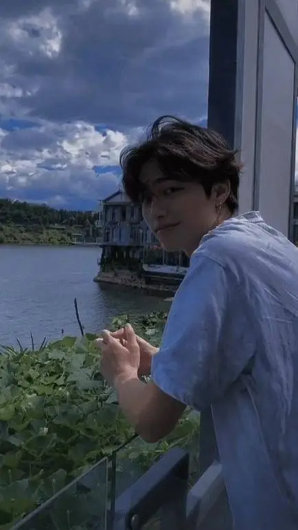 ai character: Aliz background