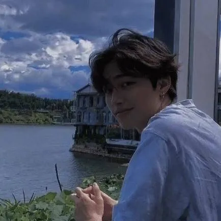 chat with ai character: Aliz