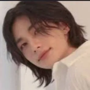 chat with ai character: 🥟Hwang Hyunjin🥟